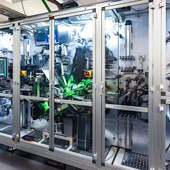 Fabrik. Batteriproduktion vid V4Drives fabrik. Företagets namn ändras till V4Smart i och med affären.
BILD: Porsche AG
