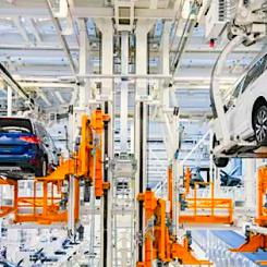 VW-fabrik i Wolfsburg. Bland de omkring 13 000 anställda inom forskning och utveckling i Tyskland kan mellan 4 000 och 6 000 jobb försvinna, enligt rapporter från insidan av koncernen. Foto: Kredit: VW