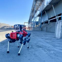 I ferrokromanläggningen fokuserar roboten på att minska personalens exponering för buller, damm och vibrationer vid mätning av temperaturer från olika lager och växellådor, och genom att kontrollera transportbandets position för att se att de kör i korrekt läge. Foto: Outokumpu