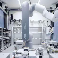 ABB:s cobotar används i tillämpningar som transport av prover, tester och kvalitetskontroll. Foto: ABB