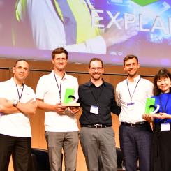 Representanter från ABB och ITEA tillsammans med ITEA Award of Excellence 2025 i kategorin Innovation. Foto: ITEA