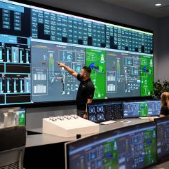 Bilden visar Amazons personal som arbetar i X-energy-anläggning. Ett avtal med Energy Northwest, ett konsortium av statliga energibolag, kommer att möjliggöra utvecklingen av fyra avancerade SMR-reaktorer. Reaktorerna kommer att byggas, ägas och drivas av Energy Northwest och förväntas generera cirka 320 megawatt kapacitet i projektets första fas, med möjlighet att öka till totalt 960 megawatt – tillräckligt för att försörja motsvarande mer än 770 000 amerikanska hushåll. Dessa projekt kommer att bidra till att möta det förväntade energibehovet i nordvästra USA från början av 2030-talet. Foto: Amazon