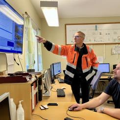 Från kontrollrummet på Advens energianläggning följer restvärmeexperten Lars Sjökvist och drift- och underhållsledare Thomas Ridderström inkommande restvärme från Ovakos processer. Pressbild: Adven