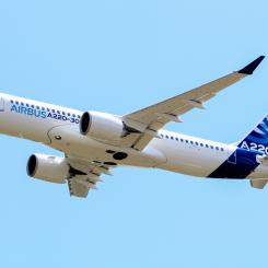 A220 är Airbus minsta modell. Roumain Coupy/Wikimedia Commons