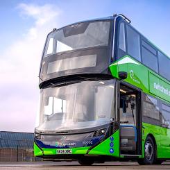 Enviro100EV "the big small bus" och den nya Enviro200EV allroundern och den passagerartäta Enviro400EV dubbeldäckaren kommer tillsammans att ge värde genom effektivitet, livslängd och flexibilitet. Foto: Alexander Dennis