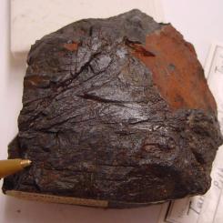 Coltan är en förkortning av columbit-tantalit som är blandningen av de två närbesläktade mineralerna columbit och tantalit. Ur coltan utvinns sedan tantal som används brett i många elektroniska apparater, inte minst smarta telefoner. Foto: Andrew Silver/Wikimedia Commons