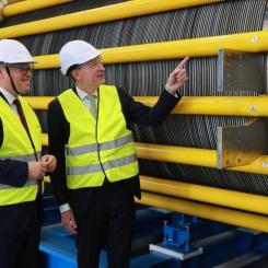Andritz vd Joachim Schönbeck, till höger, visar en av de nya elektrolysörstackarna för Mario Voigt, regeringschef i delstaten Thüringen där fabriken i Erfurt är belägen. Foto: Andritz