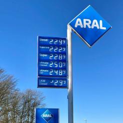 Prisdisplay vid en bensinstation i Tyskland. De stigande bränslepriserna pressar både hushåll och transportföretag. Foto: ARAL-BR.