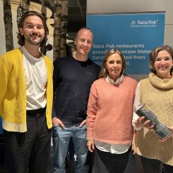 Fr.v. Petter Ekelund, Eirik Stensrud och Sara Georgsson från Artek Solutions tillsammans med Amanda Persson från Tetra Pak som håller i materialet PolyAl. Foto: Tetra Pak