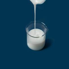 Materialet är en lågviskös, vattenbaserad aerogelsuspension som består av amorf, hydrofil kiseldioxid. Foto: Svenska Aerogel