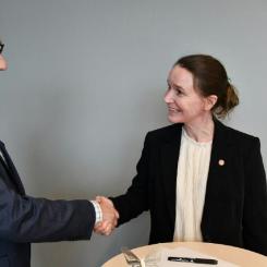 Tom Eriksson, forskningschef på Alleima och Charlotte Platzer Björkman, vicerektor på Uppsala universitet. Foto: Alleima