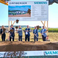 Första spadtaget. Från vänster till höger: Monika Wildenauer, prokurist, Dimonda Investment; Daniel Dirnberger, verkställande direktör, Dimonda Investment; Karl Blaim, verkställande direktör, Siemens Mobility GmbH; Hubert Aiwanger, Bayerns delstatsminister för näringsliv, regional utveckling och energi; Albert Nickl, vice landshövding, Neustadt a.d. Waldnaab; Sebastian Hartl, borgmästare i Luhe-Wildenau.