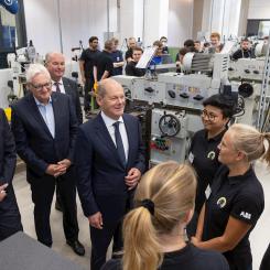 Tysklands förbundskansler, ABB:s styrelseordförande Peter Voser och Sami Atiya, chef för affärsområdet Robotics & Discrete Automation, inviger den nya utbyggnaden med "Learning Factory Industry 4.0". Foto: ABB