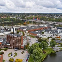Södertälje med Scanias huvudkontor i förgrunden. Foto: Scania