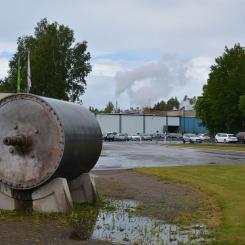 Äldre Yankeecylinder utanför Pauliströms pappersbruk. Foto: Bengt Oberger/Wikimedia Commons