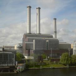 Heizkraftwerk Mitte (kraftvärmeverk för samtidig produktion av el och värme), med floden Spree i förgrunden, beläget i stadsdelen Berlin-Mitte, Tyskland. Foto: Wikipedia Common Lic, kredit: Georg Slickers