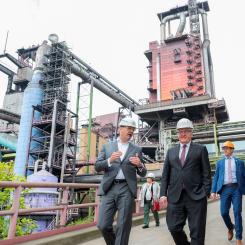 Tyska presidenten Steinmeier (med mörk kostym) besöker ett av Thyssenkrupps stålverk. Foto:Thyssenkrupp