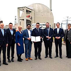 Den 13 mars undertecknades avtalet av Hessens delstatsregering under ledning av ministerpresident Boris Rhein, ekonomiminister Kaweh Mansoori och forskningsminister Timon Gremmels. Bakom initiativet står även fusionsteknikföretaget Focused Energy, Tekniska universitetet i Darmstadt, GSI Helmholtz-centret, samt industriföretaget Schott och andra aktörer. Avtalet signerades under det första rundabordssamtalet om kärnfusion vid anläggningen i Biblis.  Foto: Hessian State Chancellery