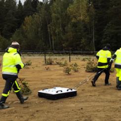 SGU:s georadarsystem i användning vid Källfallet. En operatör kan dra systemet och sköta datainsamlingen.Foto: Mehrdad Bastani/SGU