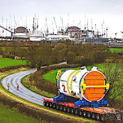 Den andra reaktortanken till kärnkraftverket Hinkley Point C anländer till byggplatsen efter transport från Frankrike via sjö, flod och väg. Foto: EDF Energy