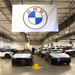 Bilden visar BMW:s leveranscentral i München. Trots flera nya utmaningar har BMW en fortsatt stark investeringsstrategi. Under första kvartalet 2024 investerade företaget två komma tre miljarder euro i framtida modeller och innovationer. För året förväntar sig BMW att generera ett fritt kassaflöde på över fyra miljarder euro inom sin fordonssegment​. Foto: BMW