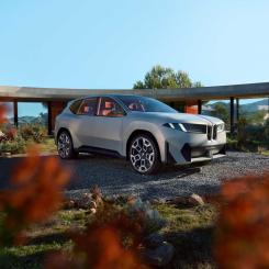 En ny Vision Vehicle från BMW Group ger en första inblick i Neue Klasse som en SAV: BMW Vision Neue Klasse X för med sig estetik, teknologi, hållbarhet och filosofi från Neue Klasse till sektorn för sportaktivitetsfordon. Den första helt elektriska upphöjda modellen baserad på den nya arkitekturen kommer att tas i serieproduktion vid fabriken i Debrecen (Ungern) år 2025. Foto: BMW Group