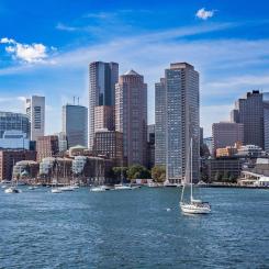 Boston och Cambridge, som ligger på andra sidan Charles River, är hem för flera framstående universitet, såsom MIT, Harvard och Boston University. Här finns också sju av de tio största forskningssjukhusen i USA samt många riskkapitalbolag i Kendall Square. Foto: Creative Commons Lic, kredit: usmc0491