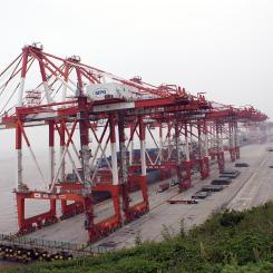 Kina, Kanada och Mexiko har samtliga förberett sig med motåtgärder när tullarna nu träder i kraft. Hamnterminal i Shanghai. Foto: Bruno Corpet (Quoique)/Wikimedia Commons