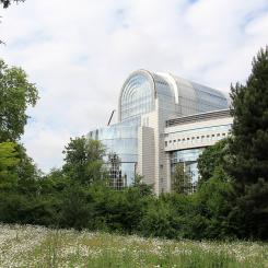 Europaparlamentets gigantbygge i Bryssel. ESG-direktivet härifrån hotar nu den fria företagsamheten, en grundbult i ett fritt näringsliv och i vår demokrati.  Foto: Wikimedia Commons/Fred Romero, Paris