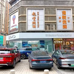 En BYD-återförsäljare i kinesiska Shenzhen. BYD Auto är den största tillverkaren av nya energifordon i Kina genom tiderna. Foto: Wikipedia Common Lic, kredit: Feisim LEOANU
