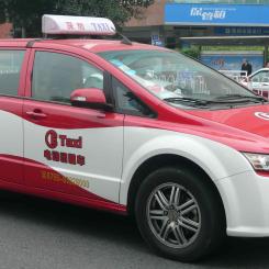 Kinesisk eldriven taxi. En framtidsbild även i Europa? Foto: Wikipedia common, kredit: Brücke-Osteuropa