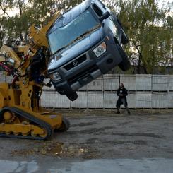 Efter tre års arbete presenterar James Hobsons team en verklig version av P-5000 Power Loader. Den använder ett bandgående chassi istället för filmens tvåbenta design, vilket visar hur fantasifulla filmkoncept kan inspirera verkliga teknologiska framsteg. Foto: Cloudberry Communications AB