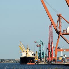 Stiltje i tysk exporthamn. Utan omfattande reformer kan landet förlora ytterligare konkurrenskraft på den internationella marknaden. För att bryta utvecklingen behöver politiken satsa på strategiska tillväxtområden som innovation, digitalisering och infrastruktur. Foto: Public Domain Kredit. Pixabay
