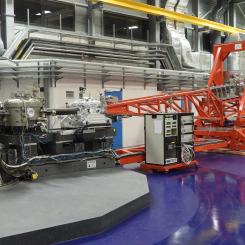 Genom att använda en spektrometer, som visar materialets elektroniska och strukturella egenskaper på atomnivå kunde forskarna upptäcka laddningsfluktuationer i kuprater och bekräfta förekomsten av en kvantkritisk punkt. Detta genom att analysera de röntgenstrålar som spreds från materialet. På bilden ser man spektrometern ERIXS vid European Synchrotron Radiation Facility i Grenoble, som är utvecklad i samarbete med Politecnico i Milano och har världsrekordet i energiupplösning. Foto: Chalmers