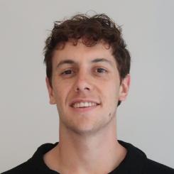 Bilden ovan: Charles Auguste från Mälardalens universitet – vinnare av Automation Student 2023 samt robothanden som lyfter upp en tygbit. 