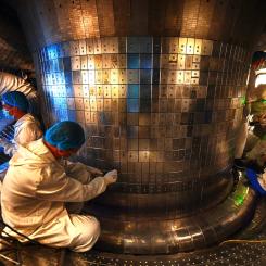 Forskare arbetar hårt med Kinas EAST-fusionsreaktor. FOTO: Xinhua