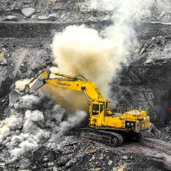 Kolfältet Jharia i Indien med rök och brinnande glöd som kommer från den underjordiska kolfältsbranden. Elden har brunnit i nästan ett sekel och fördrivit eller äventyrat hälsan för 100-tals tusentals människor.  Foto: Wikipedia Common. Kredit: TripodStories- AB