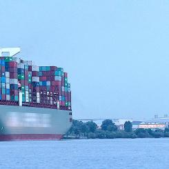 Fartyg med container lämnar Hamburgs hamn, kanske mot USA. Foto: Hamburg Port Authority