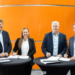 Från vänster: Hans Boels (vd för Lybover), Sandrina Sieverdingbeck och Uwe Rehren (båda vd för Deumu), Ioannis Giouvanitskas (Senior Executive Advisor, Lindemann Germany GmbH). Foto: Salzgitter AG