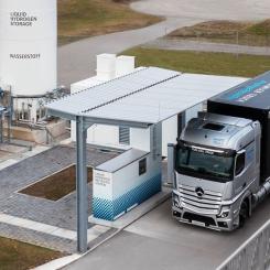 Vätgasdriven lastbil tankas. Källa: Daimler Benz