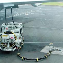 Tankning av flygbränsle. Foto: David Monniaux/Wikimedia Commons