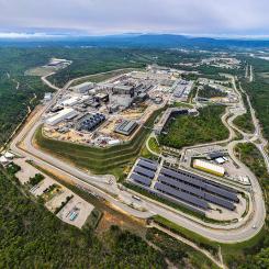 Internationella termonukleära experimentreaktorn (ITER) är en experimentell anläggning som byggs i Cadarache, Frankrike. Projektet är ett samarbete mellan flera länder, däribland EU, Japan, Kina, USA, Sydkorea och Indien, och syftar till att driva forskning om fusion. Reaktorn, som planeras att användas i ungefär 20 år, kommer att vara cylinderformad och kallas för en tokamak. Den mäter 24 meter i höjd och 30 meter i bredd.  Foto: ITER Organization/EJF Riche