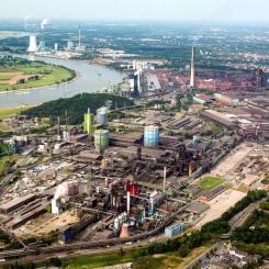 Stålverket i Duisburg. Trots motgångarna är Duisburgprojektet en viktig del av Tysklands och EU:s planer för att minska utsläppen från industrin. Stålsektorn står idag för omkring sju procent av världens koldioxidutsläpp, och omställningen till vätgasbaserad produktion ses som avgörande för att nå klimatmålen. Foto: Thyssenkrupp