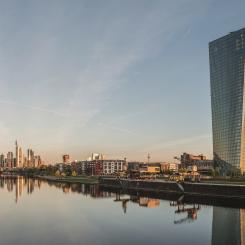 Europeiska centralbankens högkvarter (till höger i bilden) och Frankfurts silhuett i gryningen, sett från väster. Foto: Wikipedia Common Lic, kredit: DXR