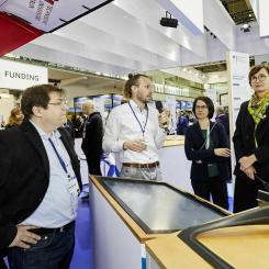 Tysklands forskningsminister Bettina Stark-Watzinger på Hannover Messe 2024 i samtal om Techno-Hyb-projektet. Foto: Volkswagen Group/ Enerkite
