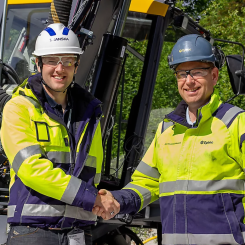 Johan Eliasson, Project Manager Skanska Industrial Solutions AB och Peter Beckman, Business Line Manager Epiroc Sweden framför SmartROC T35 E. Foto: Epiroc