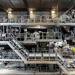 Produktionen baseras till stor del på inhemska råvaror – främst massaved från privata skogsägare i Finland, smådimensionerat virke samt sågverksflis. Restprodukter som bark och spån används för energiproduktion, och den biovärme som alstras levereras även till fjärrvärmenätet i Uleåborg. Foto: Stora Enso
