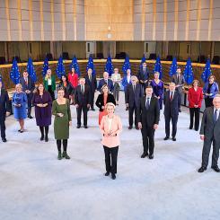 Europeiska kommissionens medlemmar samlade i samma bild. Kommissionen har också aviserat att en tredje auktionsomgång om vätgas är planerad till slutet av 2025, med ytterligare en miljard euro i potten. Syftet är att stärka utvecklingen av grön vätgas som en nyckelteknik i omställningen av Europas energisystem. Foto: Europeiska Kommissionen