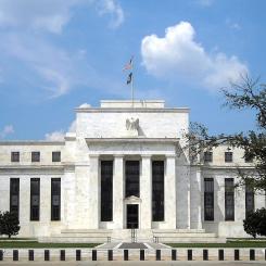 Marriner S. Eccles Federal Reserve Board Building (allmänt känd som Eccles Building eller Federal Reserve Building) ligger vid 20th Street & Constitution Avenue NW i stadsdelen Foggy Bottom i Washington, D.C. Byggnaden ritades av arkitekten Paul Philippe Cret år 1935 och konstruktionen av denna byggnad i art déco-stil slutfördes 1937. Foto: Wikipedia Common, kredit:AgnosticPreachersKid