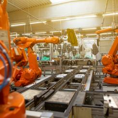 Automatiska robotar i industriell fabrik för montering av fordonsprodukter, fordonskoncept Foto: Simon Kadula/Unsplash
